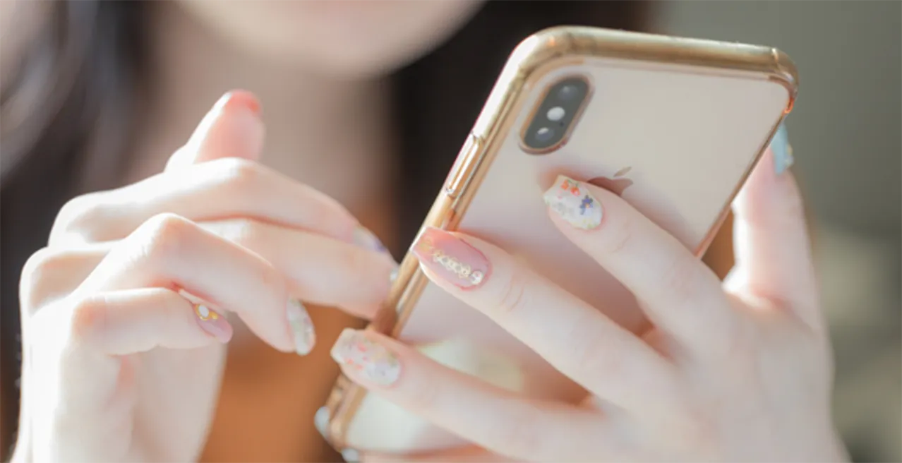 スマホを操作する女性
