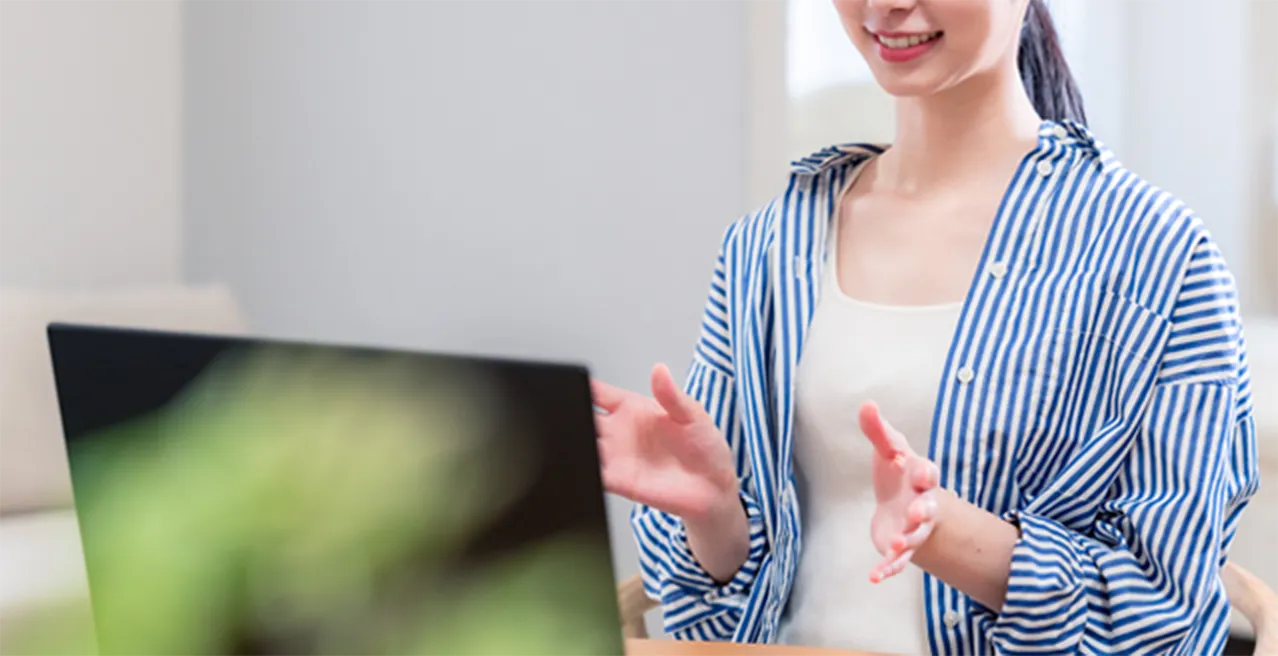 PCに向かってオンライン会議をする女性