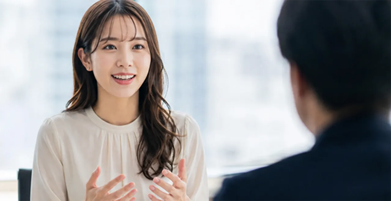 面接を受ける女性